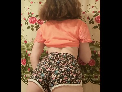 ❤️ Sexy jonge babe dy't har koarte broek op 'e kamera útstrielet ❌ Anale porno by wy