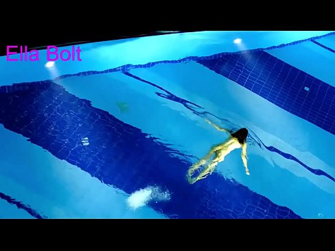 ❤️ Ik kin net ophâlde te sjen, jonge blonde fongen neaken swimmen yn ELLA BOLT resort pool ❌ Anale porno by wy